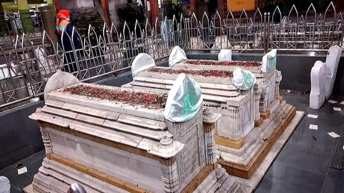 Wisata religi Makam Sunan Giri di Gresik ramai peziarah, jadi destinasi spiritual Wali Songo yang penuh sejarah dan makna.(Pinterest)