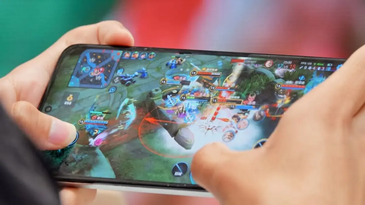 iQOO 15R hadir dengan OriginOS 6, bypass charging, dan Snapdragon 8 Gen 5 yang cocok untuk gamer kompetitif.(Pinterest)