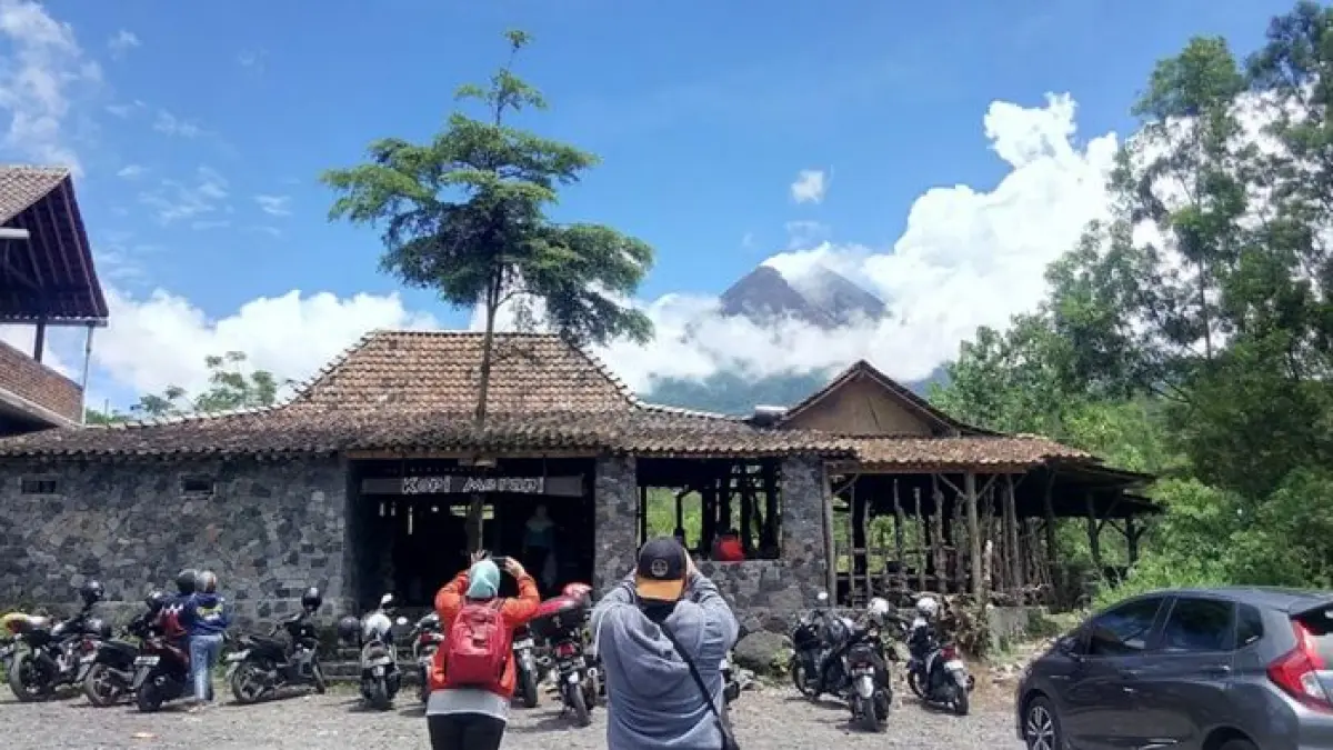 Kopi Merapi Jogja viral karena view Gunung Merapi yang indah, suasana sejuk, dan waktu terbaik ngopi sebelum jam 9 pagi.