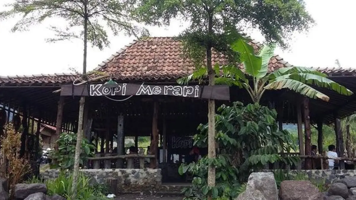 Kopi Merapi Sleman viral karena view Gunung Merapi, menu unik Wedang Merapi, dan tempat ngopi murah di lereng gunung.