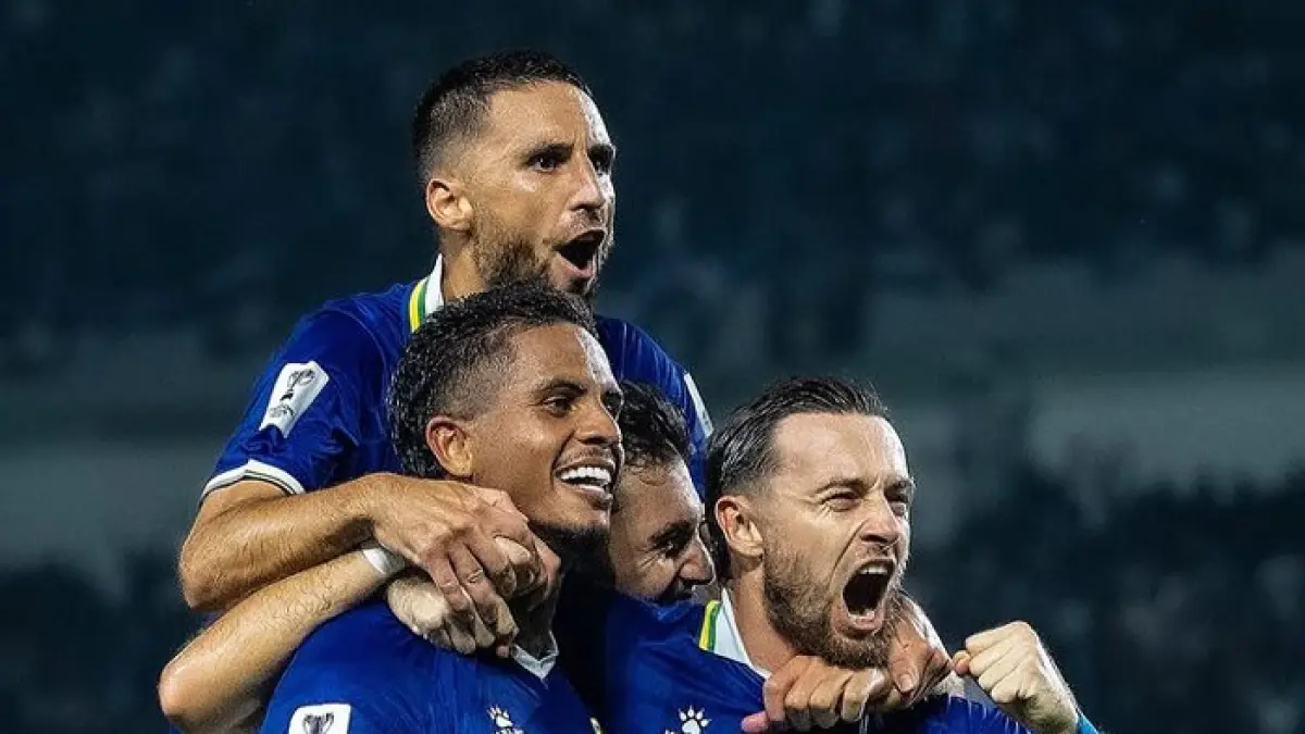 Persib Bandung menang 2-1 atas Persija Jakarta lewat laga dramatis, aksi Aladin dan Teja Paku Alam jadi sorotan.(Pinterest)