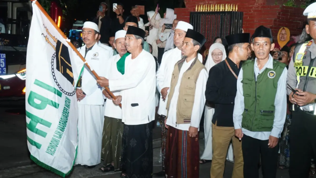 SELAMAT BERIBADAH: Sekda Edy Soepriyanto memberangkatkan JCH asal Trenggalek dari Pendapa Manggala Praja Nugraha. (ZAKI JAZAI/ RADAR TRENGGALEK)