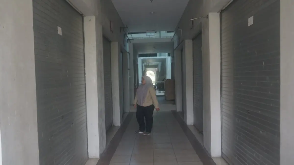 SEPI: Aktivitas jual beli Pasar Pon tak hanya dari rendahnya daya beli, tapi juga sepinya pedagang. (FATRA ADITYA/RADAR TRENGGALEK)