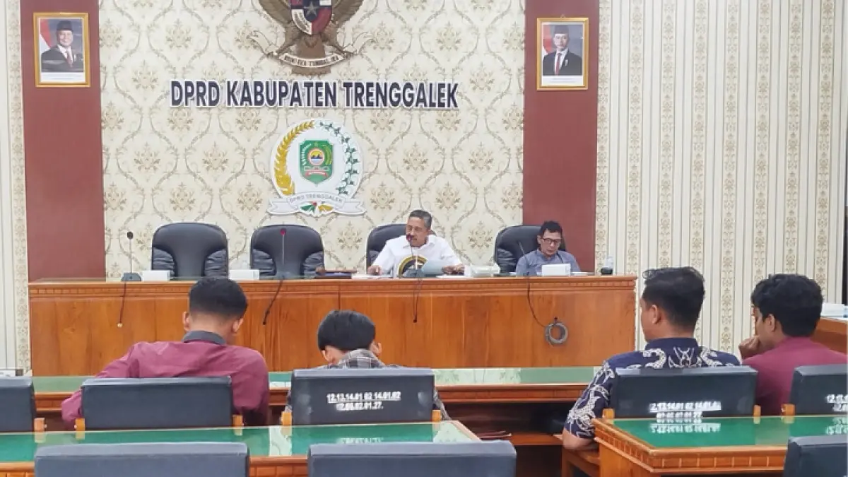 SERAP ASPIRASI: GMNI saat hearing di DPRD bersama pemangku kebijakan Senin (18/5). (ZAKI JAZAI/ RADAR TRENGGALEK)