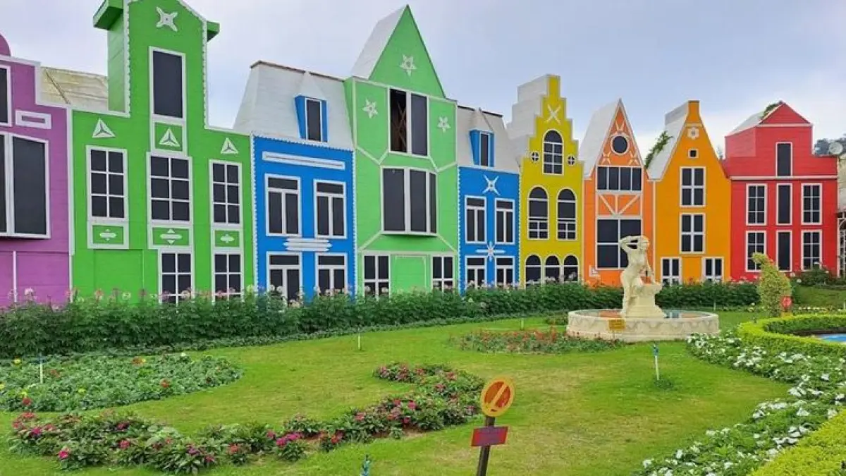 Wisata Malang Batu lagi viral! Simak 8 destinasi hits mulai Mikotopia hingga Kafe Sawah Pujon yang cocok buat healing.