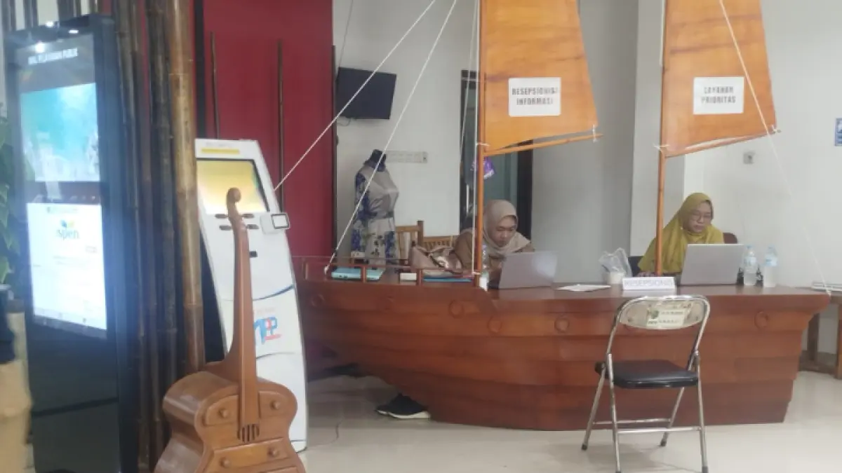 BERI LAYANAN : ASN di Lingkup Pemkab Trenggalek yang saat ini belum menerapkan WFH karena harus berimbas pada penghematan dan tidak mempengaruhi layanan.  (ZAKI JAZAI/ RADAR TRENGGALEK)
