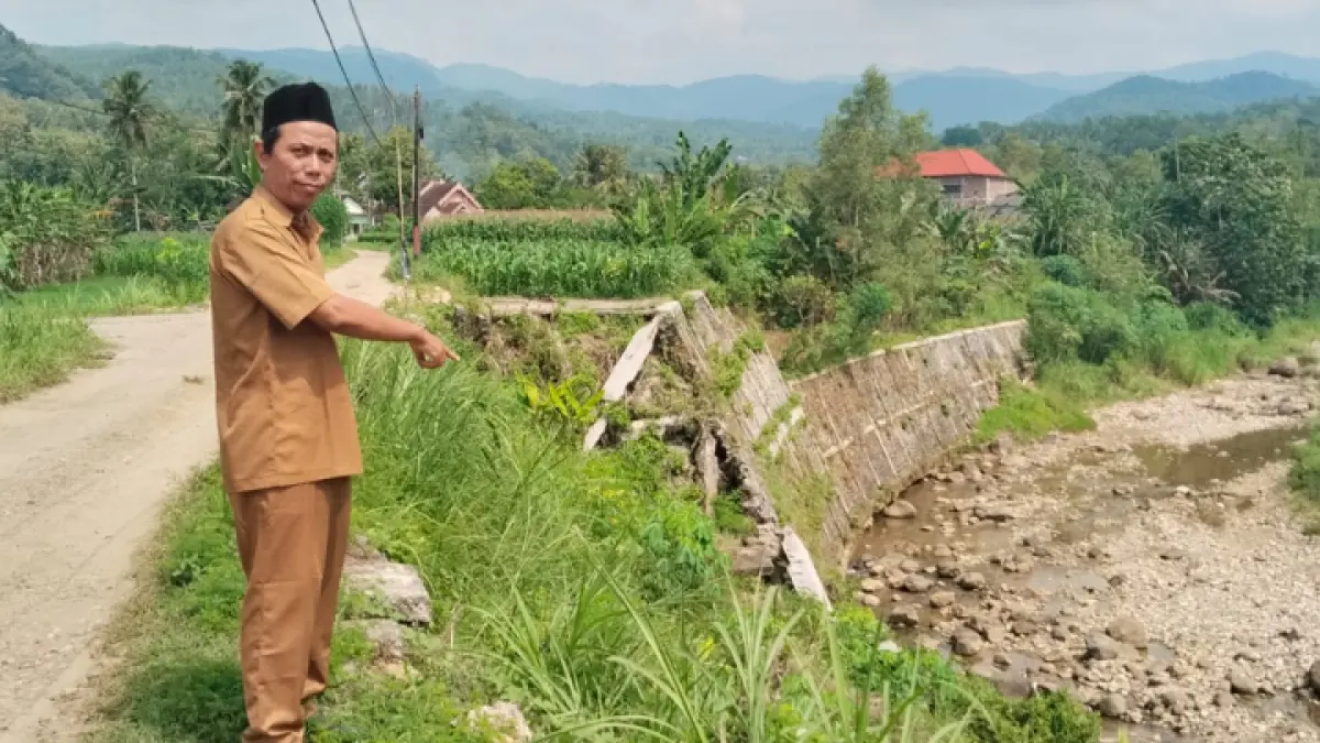 KABAR GEMBIRA: Tembok pengaman jalan Sungai Mlinjon, Kecamatan Suruh, rusak akibat banjir 2019 lalu, tahun ini akan diperbaiki. (GUNAWAN/RADAR TRENGGALEK)