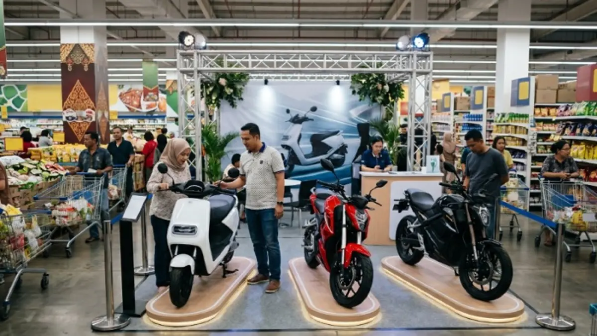 Motor listrik terbaru 2025 hadir dengan desain futuristik dan fitur canggih mulai Rp15 jutaan. (Ilustrasi Gemini AI)