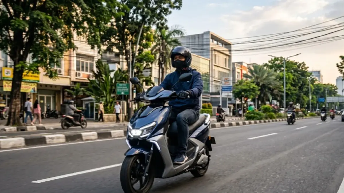 Polytron Fox 350 dites jalan seharian hingga tembus 100 km meski dipakai pengendara 100 kg. Baterainya masih awet. (Ilustrasi Gemini AI)