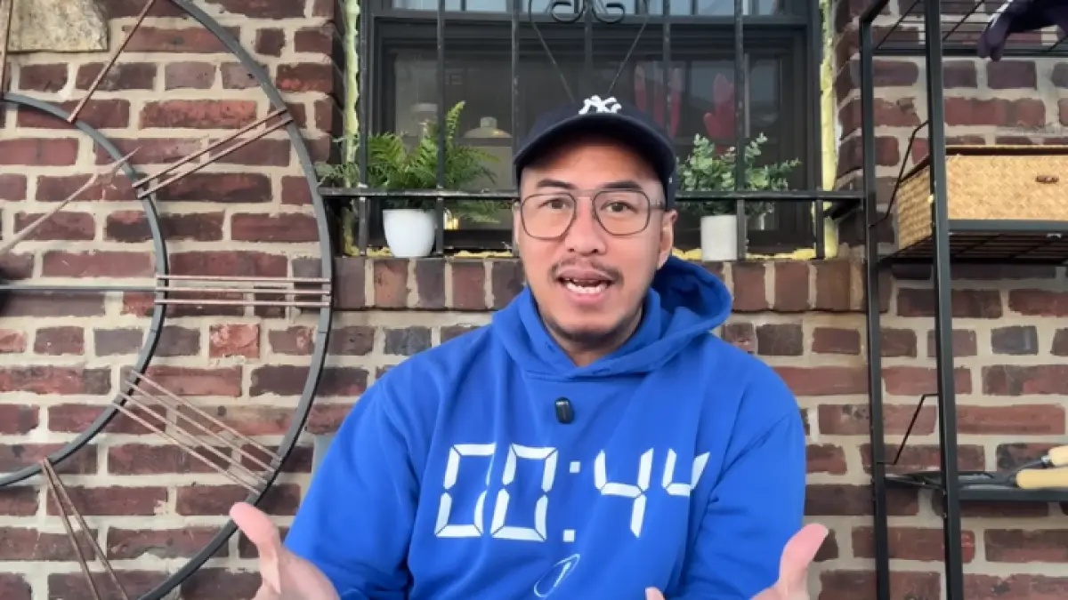 Pengamat politik soroti ketakutan Prabowo digoyang elit dan rakyat lewat strategi reshuffle kabinet serta MBG. (YT: Pandji Pragiwaksono)

