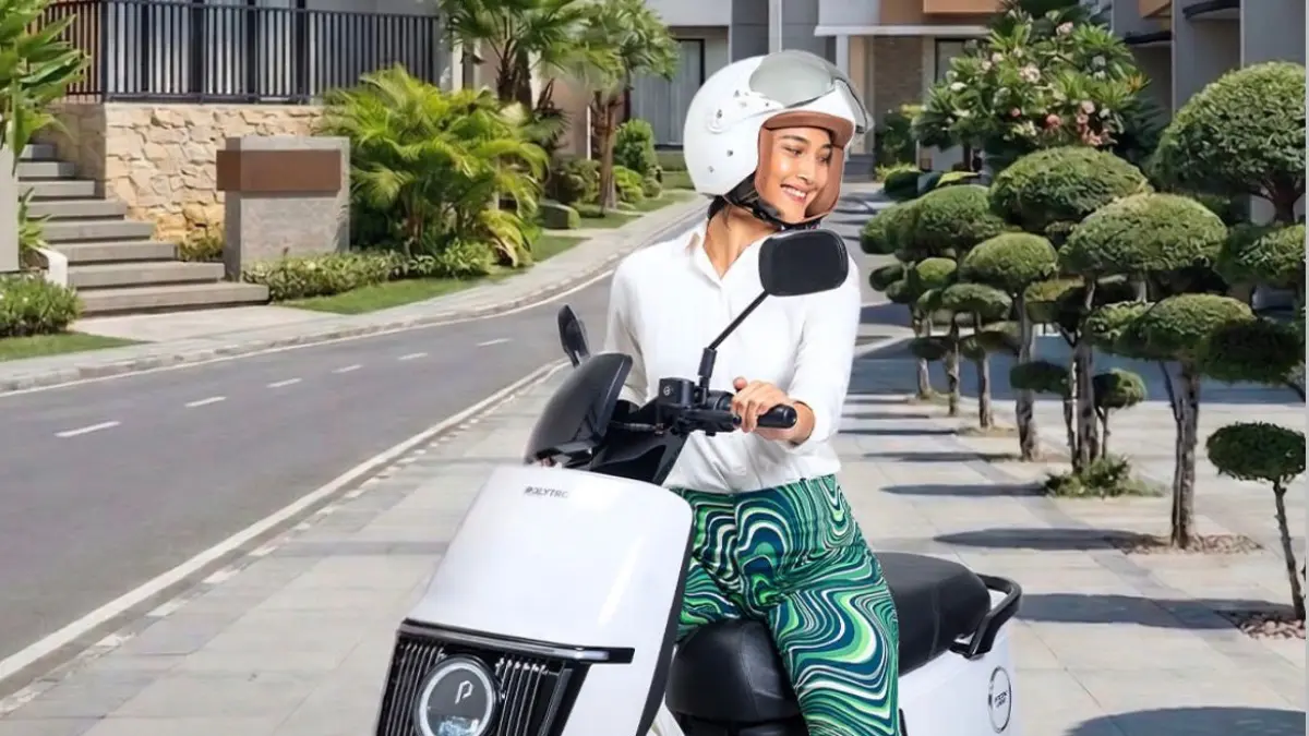 Polytron Fox 200 hadir dengan cruise control dan fitur anti salah sein. Harga mulai Rp11,5 juta dengan jarak tempuh 85 km.