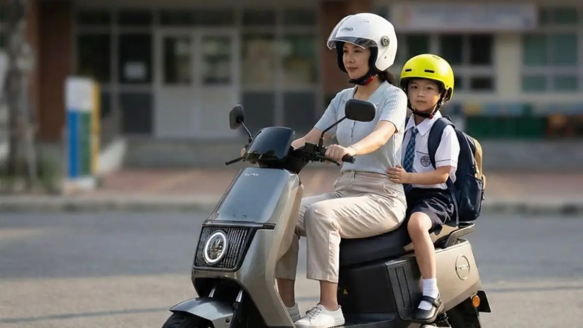 Polytron Fox 200 hadir dengan fitur anti salah sein Fox Alert, cruise control, dan harga mulai Rp11,5 juta untuk pengendara wanita.