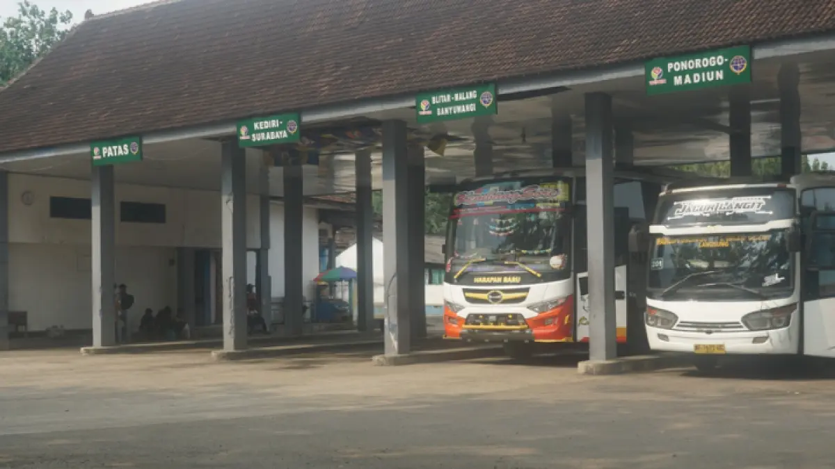 SESUAIKAN ATURAN: Efek dari perbaikan jembatan Gondang, mulai 25 Mei, bus dari Terminal Surodakan berangkat sejam lebih awal. (FATRA ADITYA/RADAR TRENGGALEK)