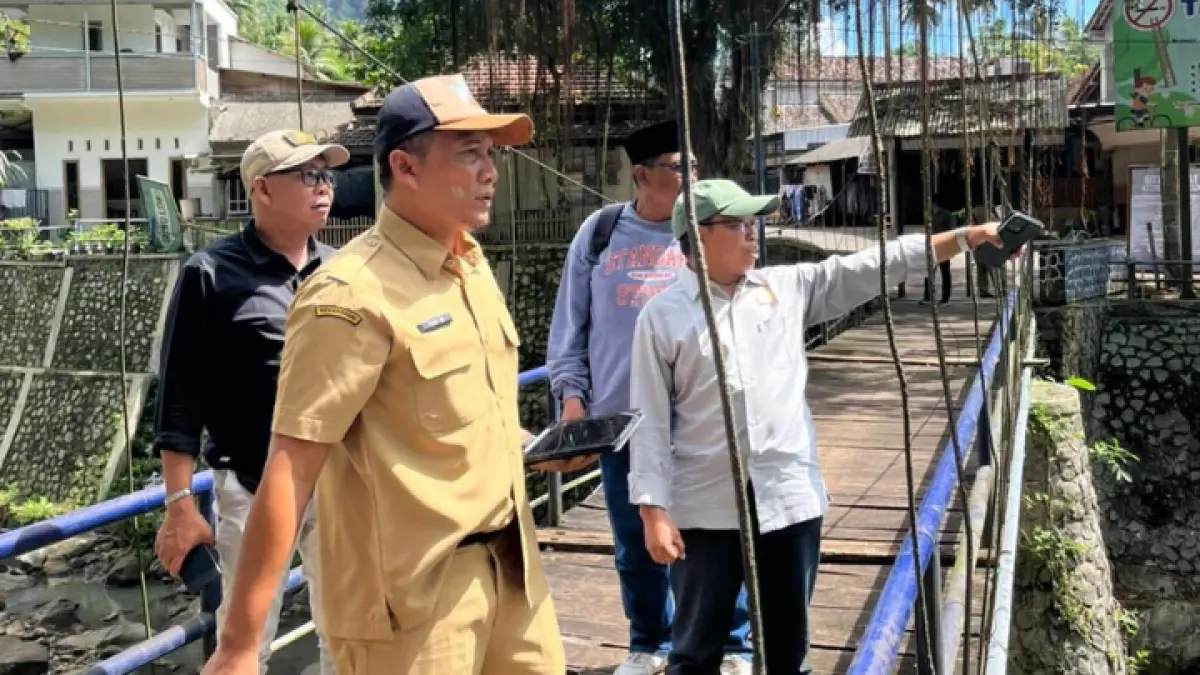 TURUN LANGSUNG: Anggota Komisi II DPRD Trenggalek meninjau wisata Gua Lowo dan Pantai Prigi yang akan dibangun untuk meningkatkan daya tarik. (ZAKI JAZAI/ RADAR TRENGGALEK)