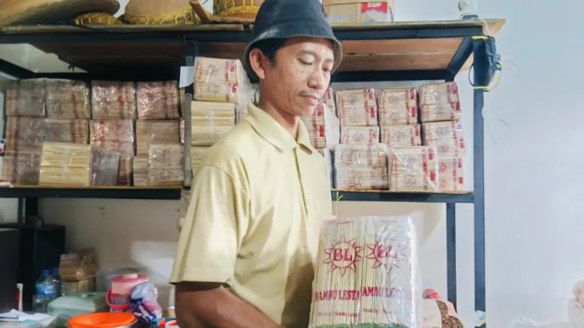 UNTUK PELANGGAN: Herno Nurmanto menunjukkan tusuk sate hasil produksinya yang saat ini permintaan melonjak tajam dan belum bisa mencukupi pesanan. (ZAKI JAZAI/ RADAR TRENGGALEK)