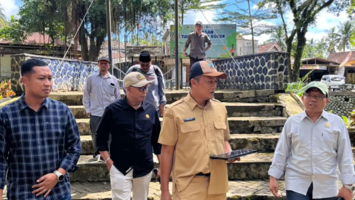 Wakil Ketua Komisi II DPRD Trenggalek Murkam (kanan) bersama anggota meninja tempat wisata Goa Lowo didampingi Plt Disparbud Tony Widianto