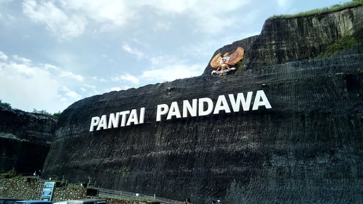 10 tempat wisata di Bali yang lagi hits 2026, mulai Desa Penglipuran, Pantai Melasti hingga tari kecak gratis di Kuta (Pinterest).
