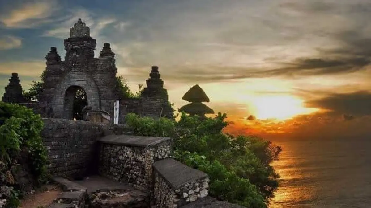 15 tempat wisata di Bali paling populer 2026 lengkap harga tiket masuk terbaru, mulai Uluwatu, GWK hingga Pantai Melasti (Pinterest).