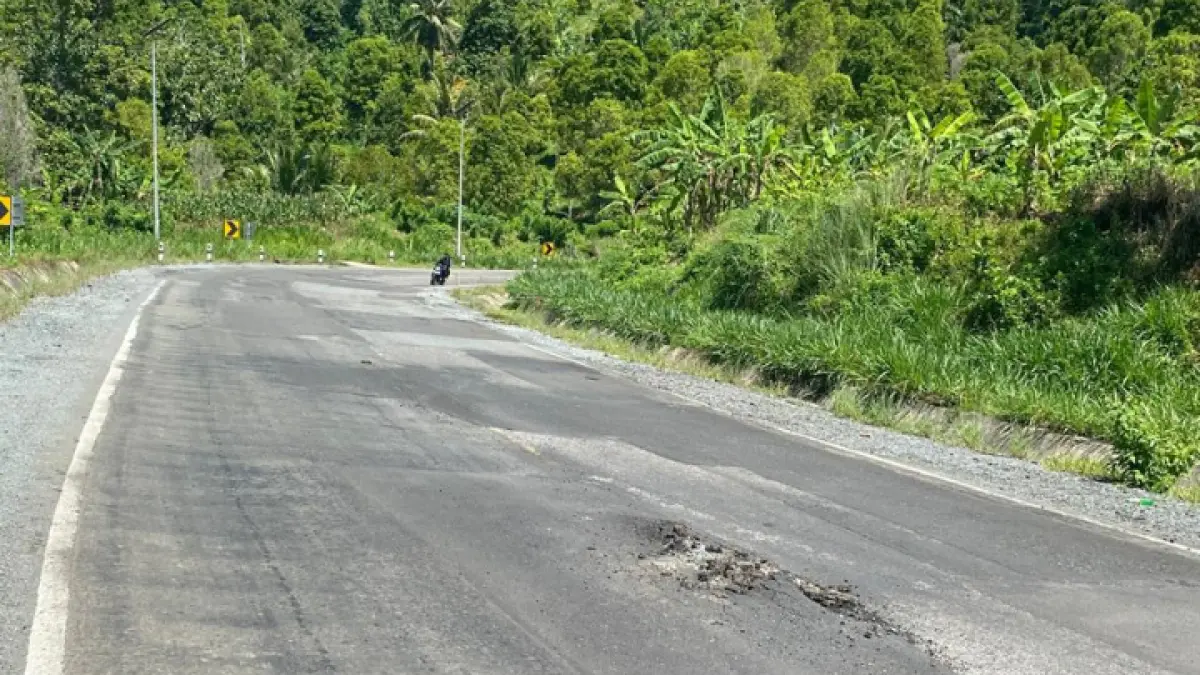 HATI-HATI: Tampak kondisi jalan di JLS Trenggalek-Tulungagung yang tak semua dalam kondisi baik. (GUNAWAN/RADAR TRENGGALEK)