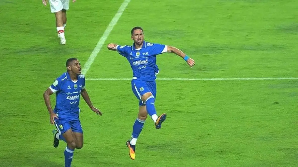Persib Bandung berpeluang dapat bonus FIFA berkat Frans Putros, sementara Bojan Hodak diincar klub Thailand dan Malaysia.