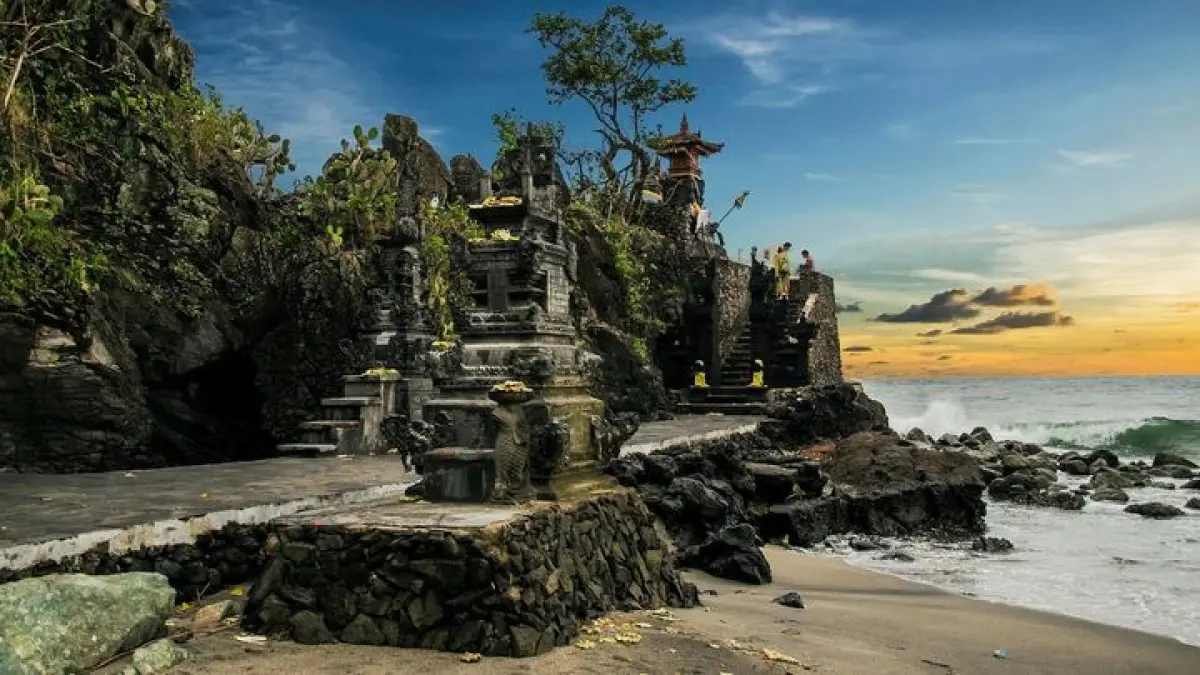 Solo trip Lombok viral usai jelajahi Pantai Senggigi, Bukit Merese, Kuta Mandalika, hingga Desa Sade dengan motor sewaan (Pinterest).