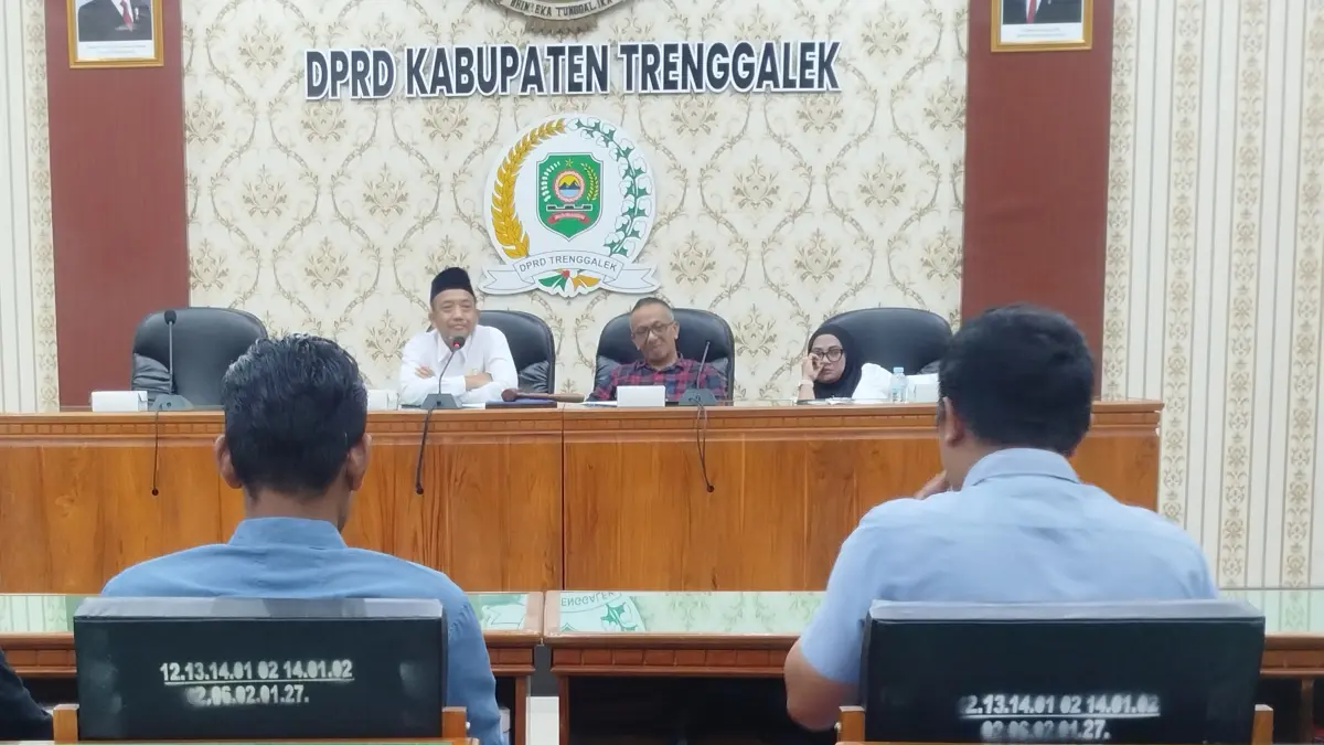 Suasana DPRD Trenggalek menerima hearing dari FAMTB yang meminta jalan Ngares- Bendungan segera di Diperbaiki