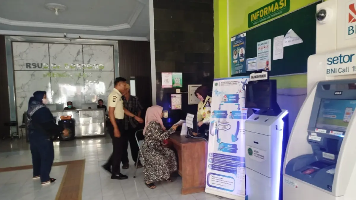 TETAP DILAYANI:  Pelayanan di poliklinik RSUD dr Soedomo Trenggalek tetap berjalan, kendati ada empat dokter spesialis pergi haji.  (ZAKI JAZAI/ RADAR TRENGGALEK)