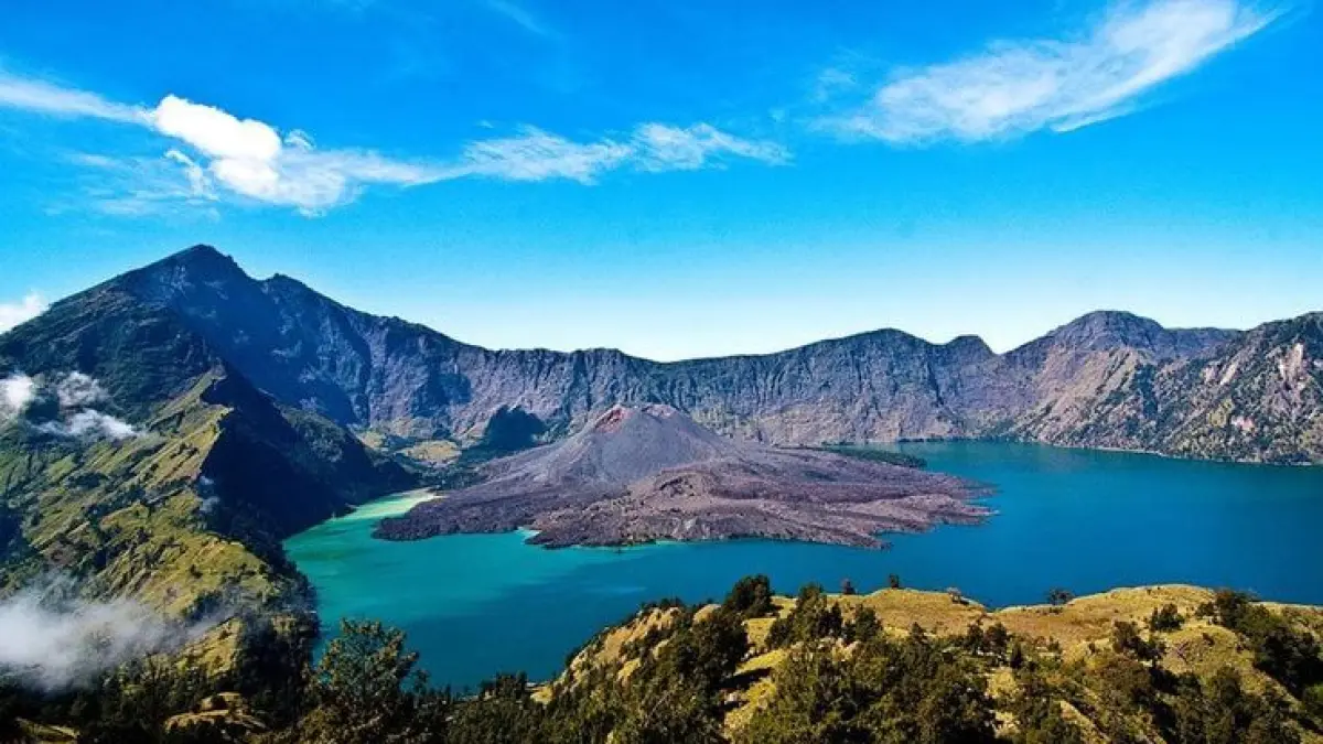 Wisata Lombok 2026 menawarkan Gunung Rinjani, Gili Trawangan, Mandalika, hingga Pantai Semeti dengan panorama alam memukau (Pinterest).