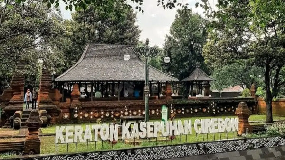 7 tempat wisata Cirebon paling populer 2026, dari Keraton Kasepuhan hingga Goa Sunyaragi yang sarat sejarah dan budaya (Pinterest).