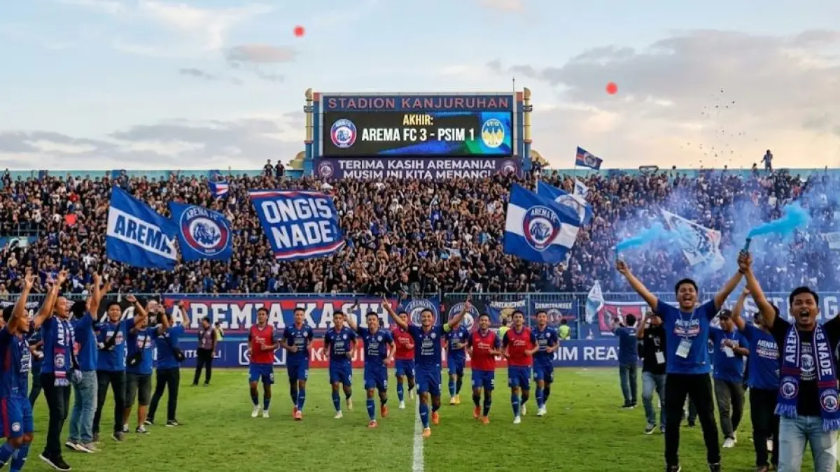 Arema FC menutup musim dengan kemenangan 3-1 atas PSIM Yogyakarta. Aremania memadati Stadion Kanjuruhan dan bikin atmosfer bergemuruh.(gemini AI)