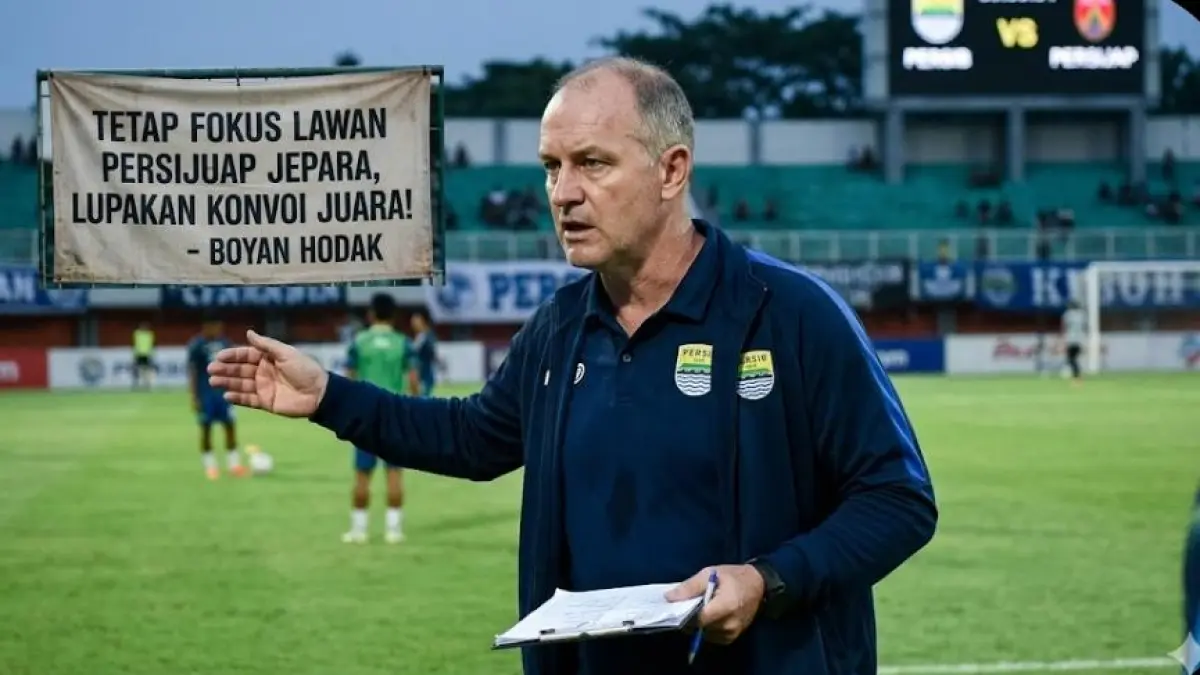 Boyan Hodak minta Persib Bandung tetap fokus lawan Persijap Jepara dan melupakan euforia konvoi juara Super League.(gemini AI)