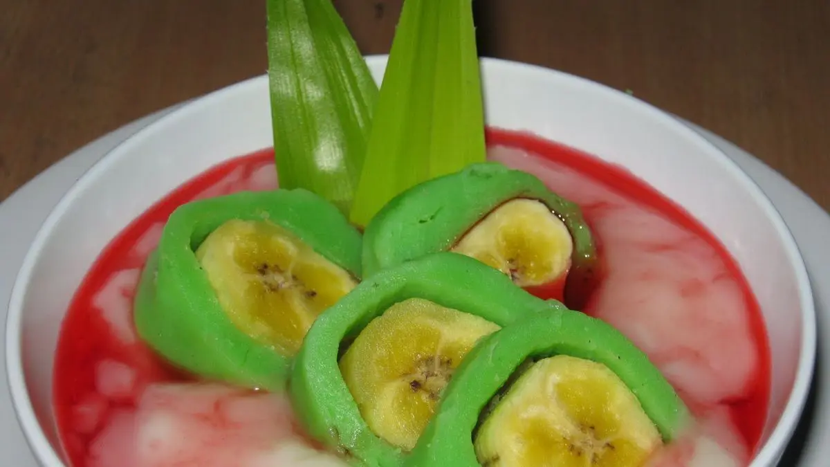 Cari oleh-oleh khas Makassar? Simak 8 rekomendasi terbaik mulai dari Kacang Disco, Balsem Tawon, hingga Songkok Bone yang sarat akan filosofi budaya!(Pinterest)