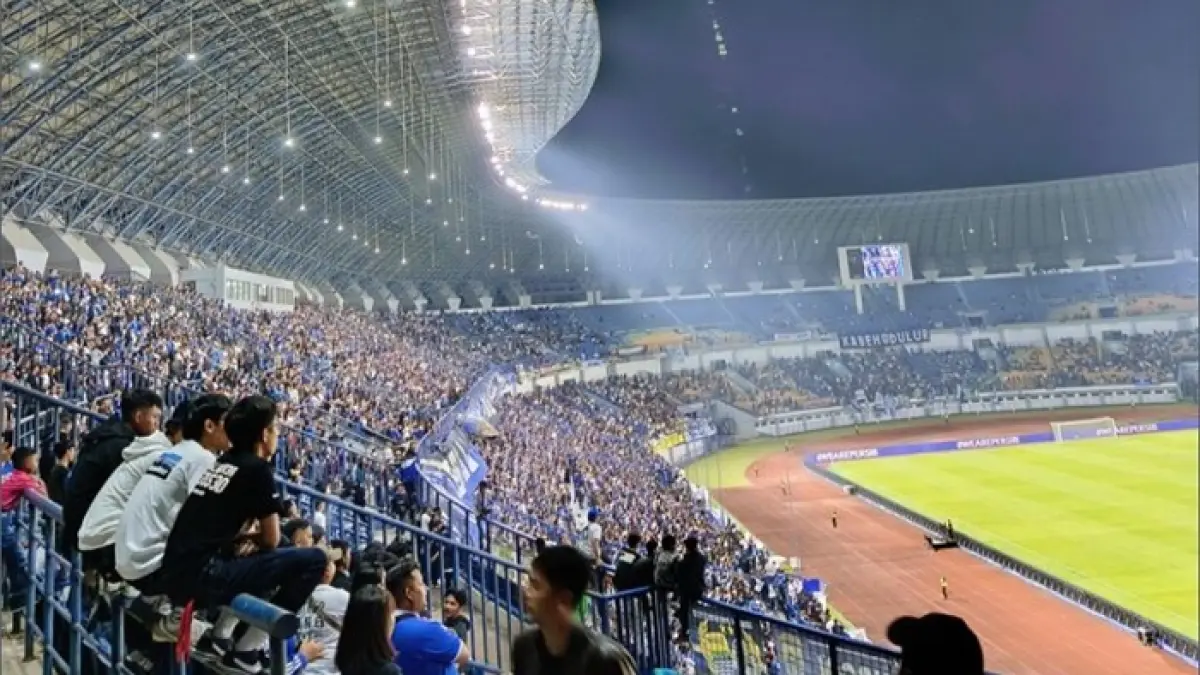 Daftar gaji pemain Persib Bandung 2025-2026 terungkap. Layvin Kurzawa dan Tom Haye jadi pemain dengan bayaran tertinggi di Maung Bandung.