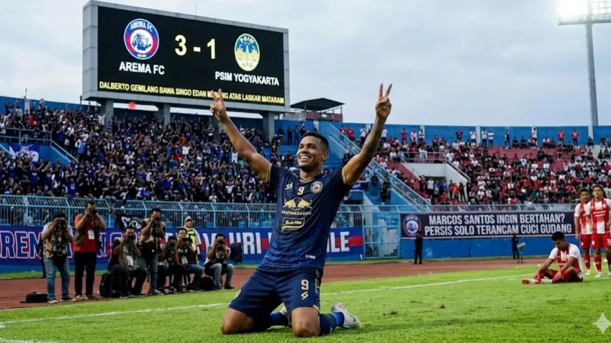 Dalberto tampil gemilang saat Arema FC menang 3-1 atas PSIM. Marcos Santos ingin bertahan, Persis Solo terancam cuci gudang.
( Gemini AI )