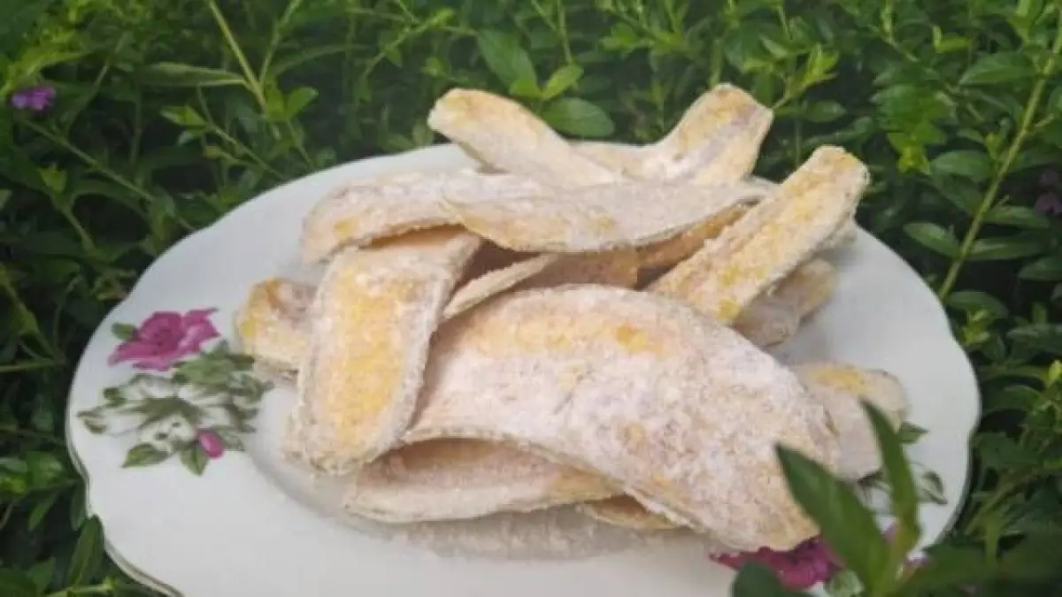 Ingin camilan unik? Cek resep pisang salju viral yang renyah & manis! Cukup pakai tepung tapioka tanpa tepung kentang, modal irit cocok untuk ide jualan.(Pinterest)