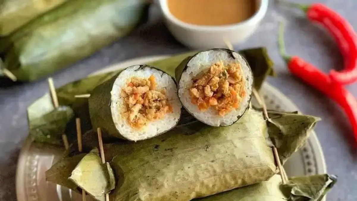 Mau jualan jajanan pasar? Cek resep arem-arem ayam sayur yang gurih & tahan lama di sini! Rahasia tekstur kalis & endulita, cocok untuk bisnis snack box.(Pinterest)