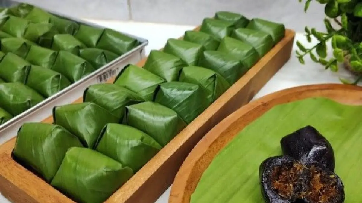 Mau jualan jajanan pasar? Cek resep kue Bugis ketan hitam yang lembut & kenyal di sini! Rahasia anti keras & irit modal, satu resep jadi 50 porsi!(Pinterest)