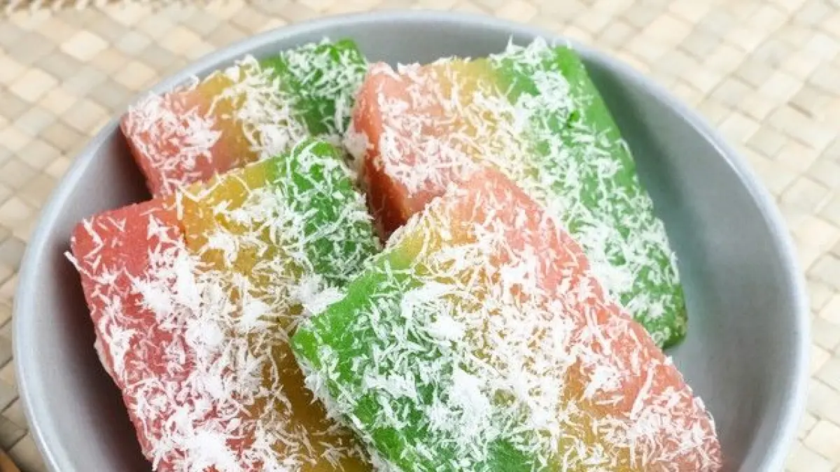 Mau jualan jajanan pasar modal kecil? Coba resep lapis singkong pelangi yang kenyal & lembut ini. Cuma diaduk, hasilnya cantik & ekonomis untuk ide jualan!(Pinterest)