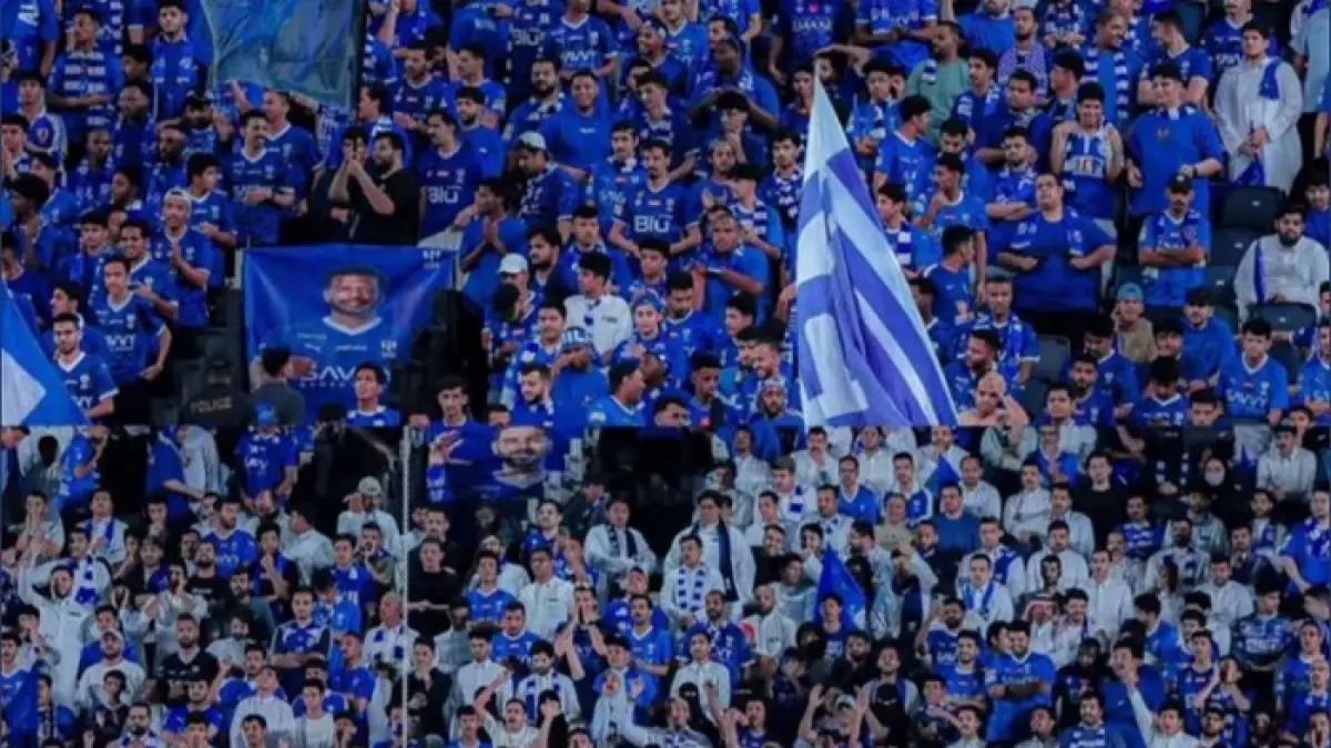 Momen Persib Bandung angkat trofi juara bersama Marc Klok viral lagi dan bikin Bobotoh kembali merinding.