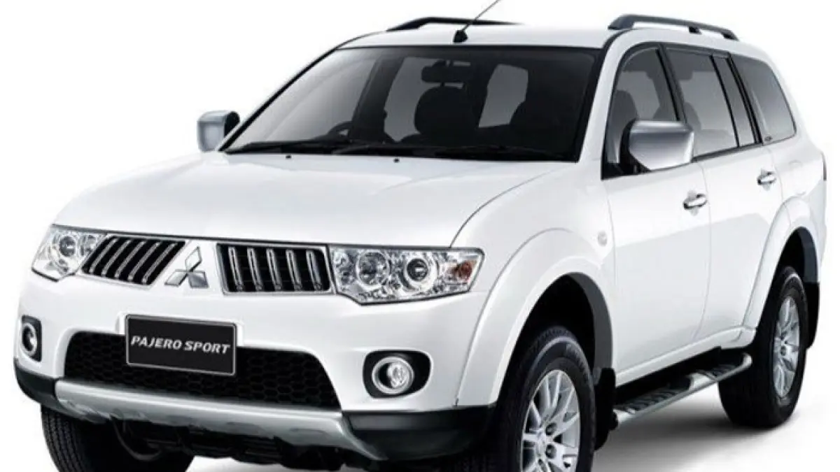 Pajero Sport 2026 dimodifikasi all black dengan PPF 210 mikron, delete chrome, dan upgrade lampu premium. Tampil makin garang. (Pinterest)