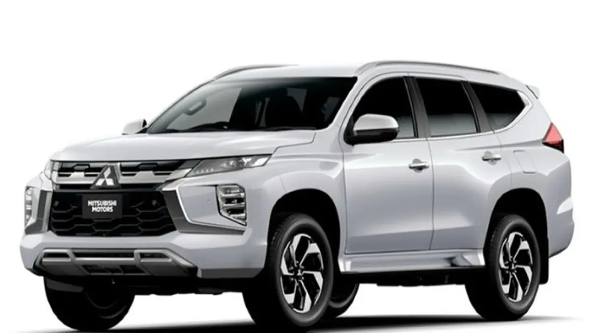 Pajero Sport 2026 Full Black Gloss viral usai upgrade lampu Ultra Headon, PPF dan delete chrome premium. Simak detailnya. (Pinterest)
