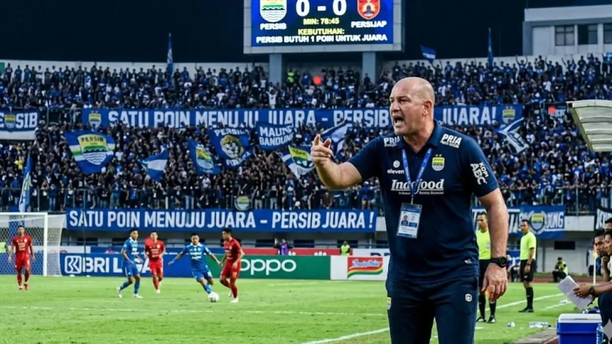 Persib Bandung hanya butuh satu poin lawan Persijap Jepara untuk juara, Boyan Hodak pastikan tim tetap fokus.(gemini AI)