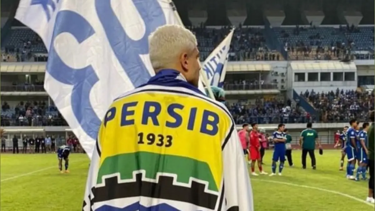 Persib Bandung juara BRI Super League 2025-2026 dengan 79 poin. Borneo FC Samarinda tempel ketat hingga pekan terakhir.