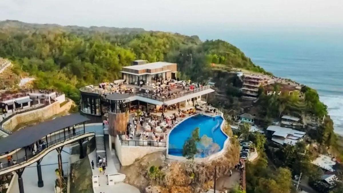 Wisata baru On The Rock Gunungkidul resmi soft opening dengan tiket Rp40 ribu dan panorama laut estetik mirip Bali (Pinterest).