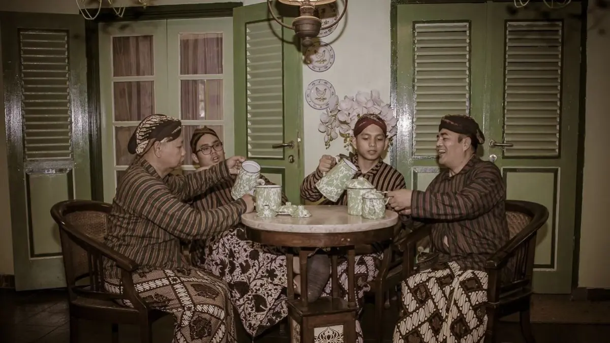 10 sifat orang Jawa yang paling dikenal, mulai dari ramah, kalem, hingga filosofi nerimo ing pandum yang masih dijaga sampai sekarang.