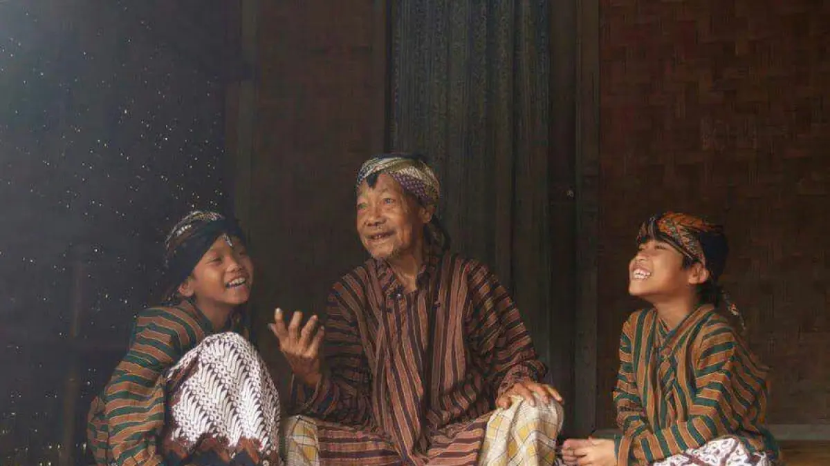 20 sifat dan kebiasaan orang Jawa yang dikenal ramah, kalem, sopan santun, serta mudah diterima di berbagai lingkungan.