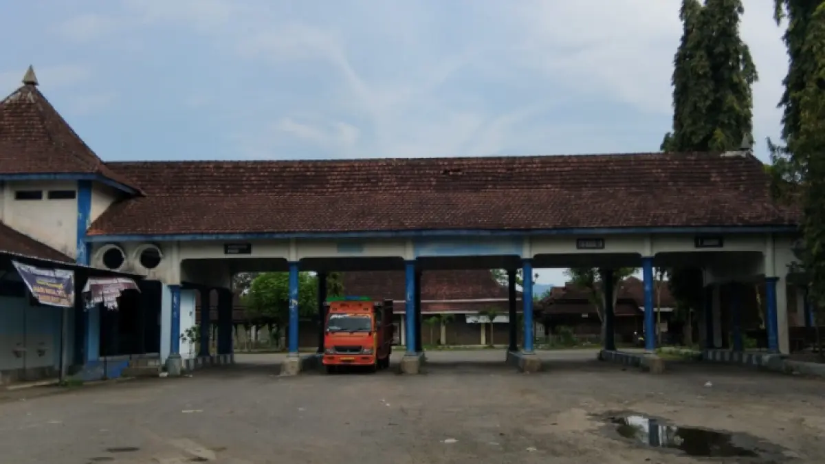 DIMANFAATKAN LAGI: Terminal Durenan disiapkan sebagai titik transit dan ruang tunggu selama revitalisasi Jembatan Gondang. (FATRA ADITYA/RADAR TRENGGALEK)
