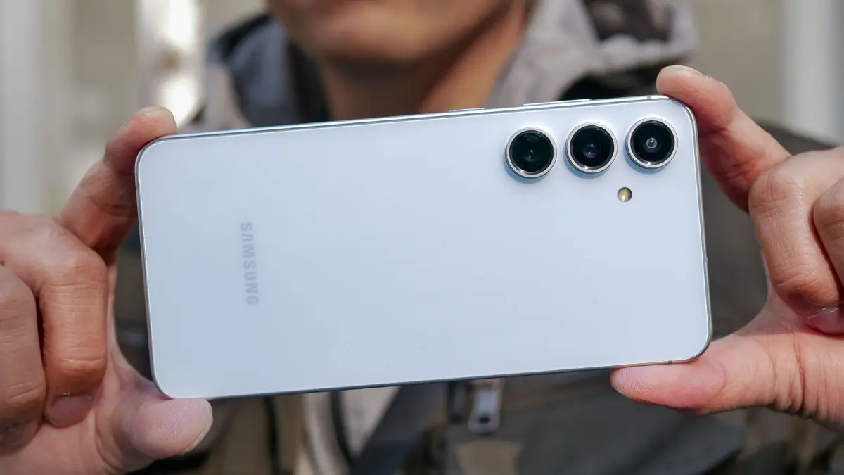 Harga Samsung Galaxy S24 FE turun ke Rp6 jutaan. Simak review lengkap performa, kamera, baterai, dan fitur Galaxy AI terbaru (Pinterest).
