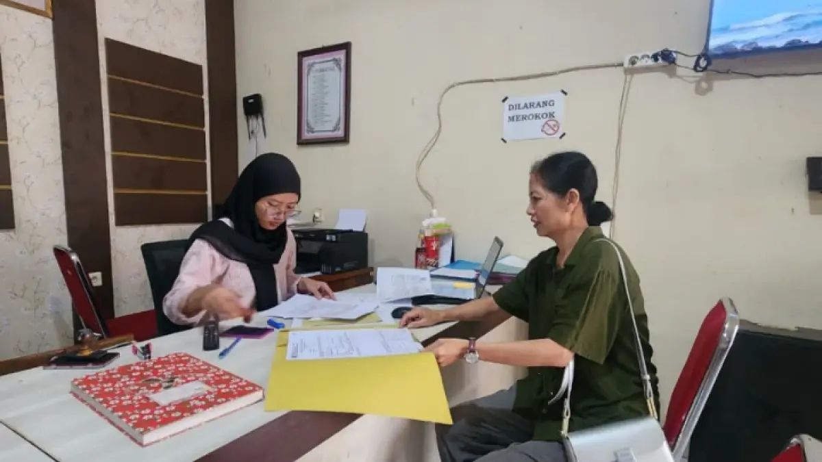 HARUS OPTIMAL: Perangkat Desa Sumbergayam ketika memberikan pelayanan ke warga.  (GUNAWAN/RADAR TRENGGALEK)
