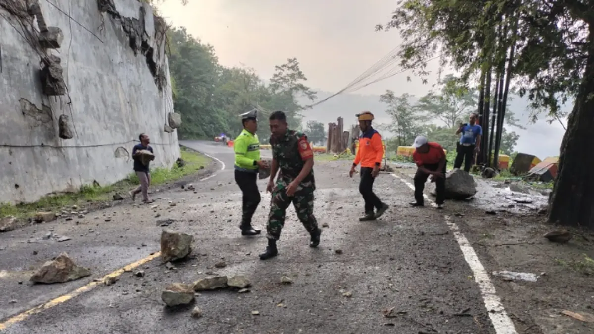 LEWAT SINI: Kendaraan roda empat non muatan melintasi jalur alternatif lewat Bendungan Tugu ketika terjadi penutupan jalur KM 16. (BPBD UNTUK RADAR TRENGGALEK)